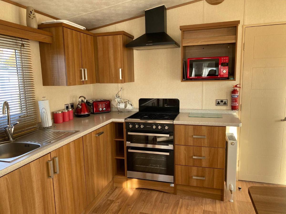 6 Berth Caravan With Decking At Manor Park In Hunstanton Ref 23017H Extérieur photo