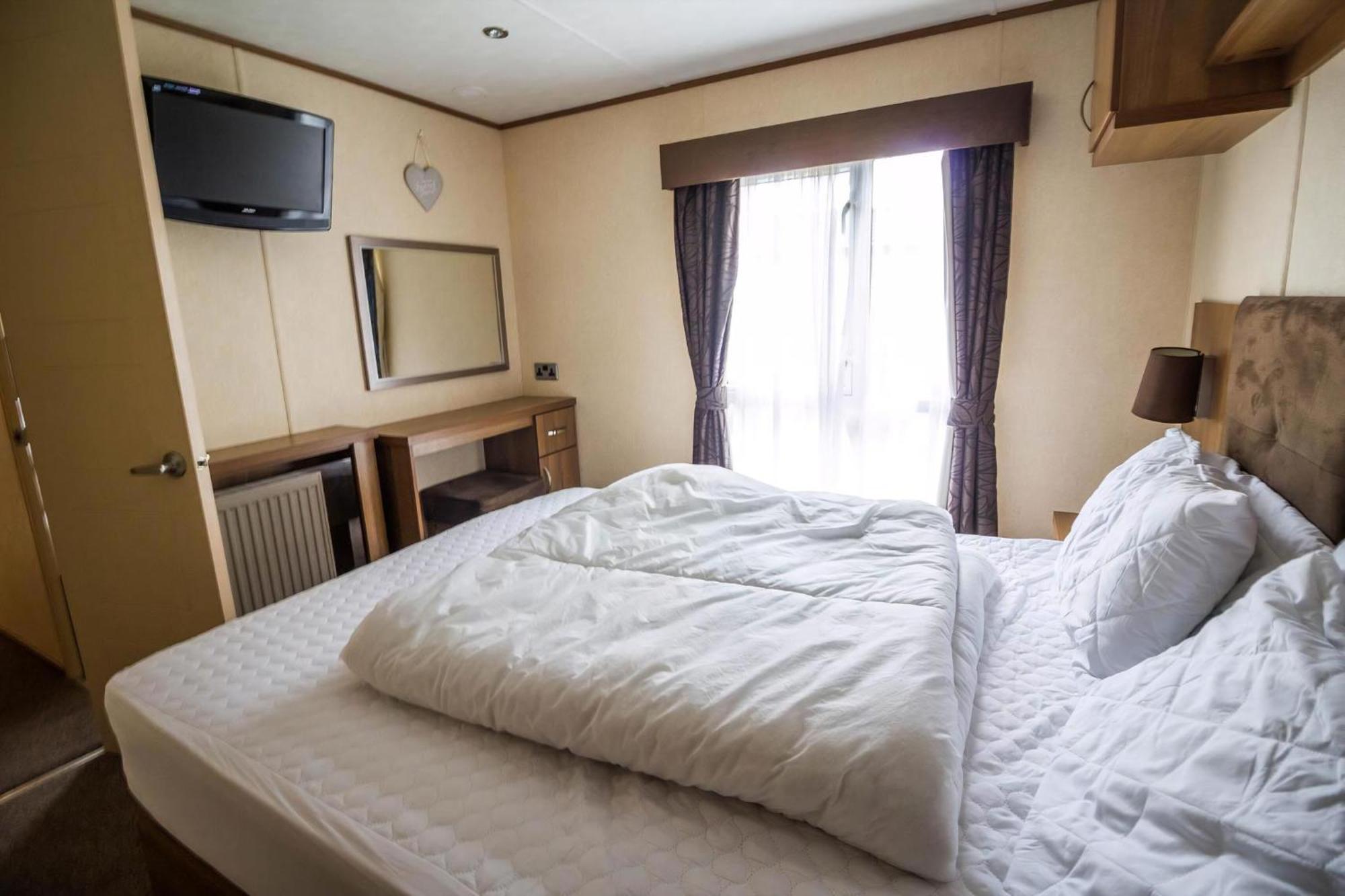6 Berth Caravan With Decking At Manor Park In Hunstanton Ref 23017H Extérieur photo