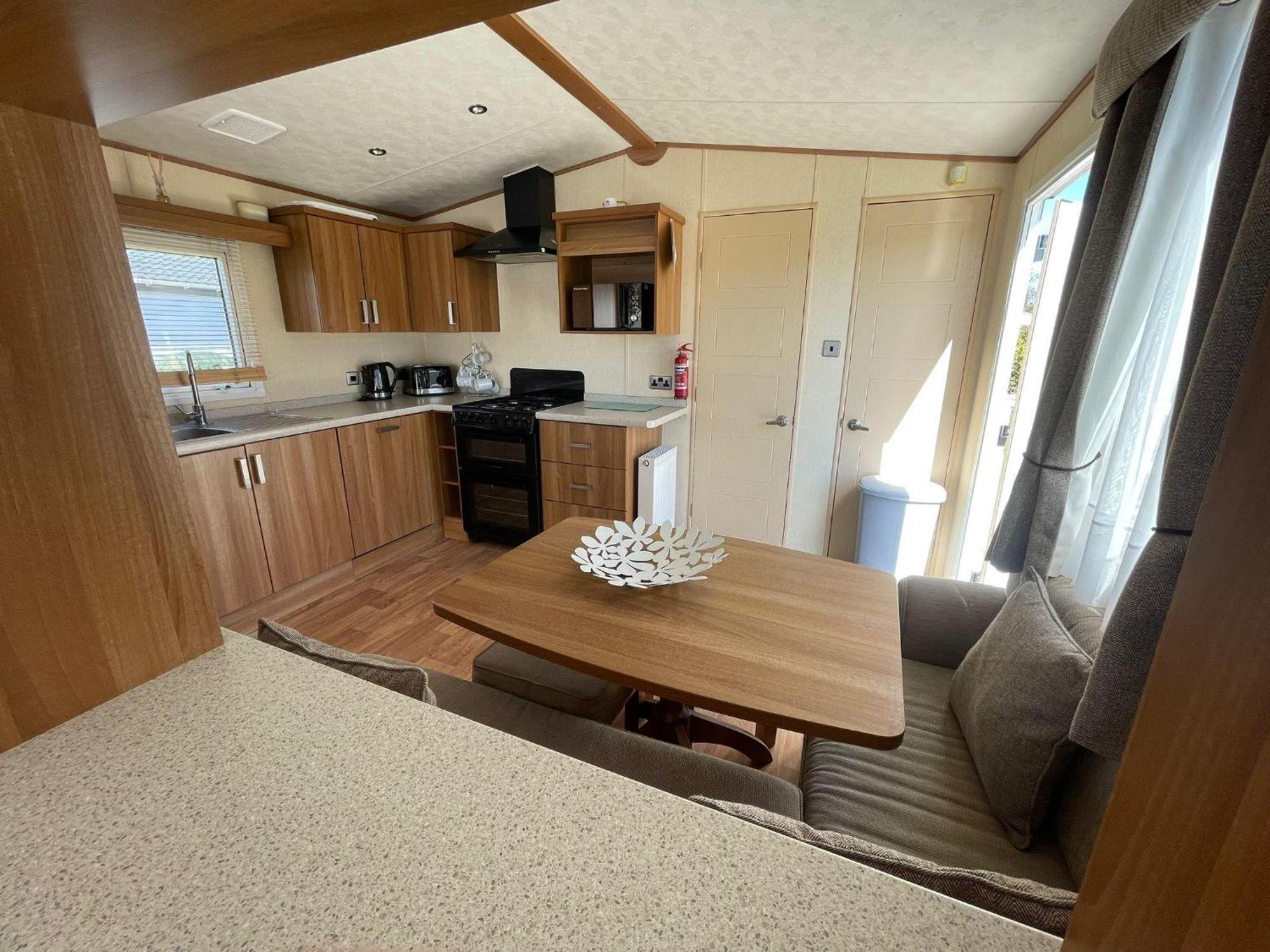 6 Berth Caravan With Decking At Manor Park In Hunstanton Ref 23017H Extérieur photo